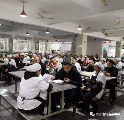 筠連縣中學(xué)組織學(xué)校食堂員工開(kāi)展食品安全知識(shí)培訓(xùn)1.jpg