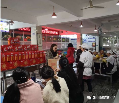 筠連縣中學(xué)組織學(xué)校食堂員工開(kāi)展食品安全知識(shí)培訓(xùn)2.jpg