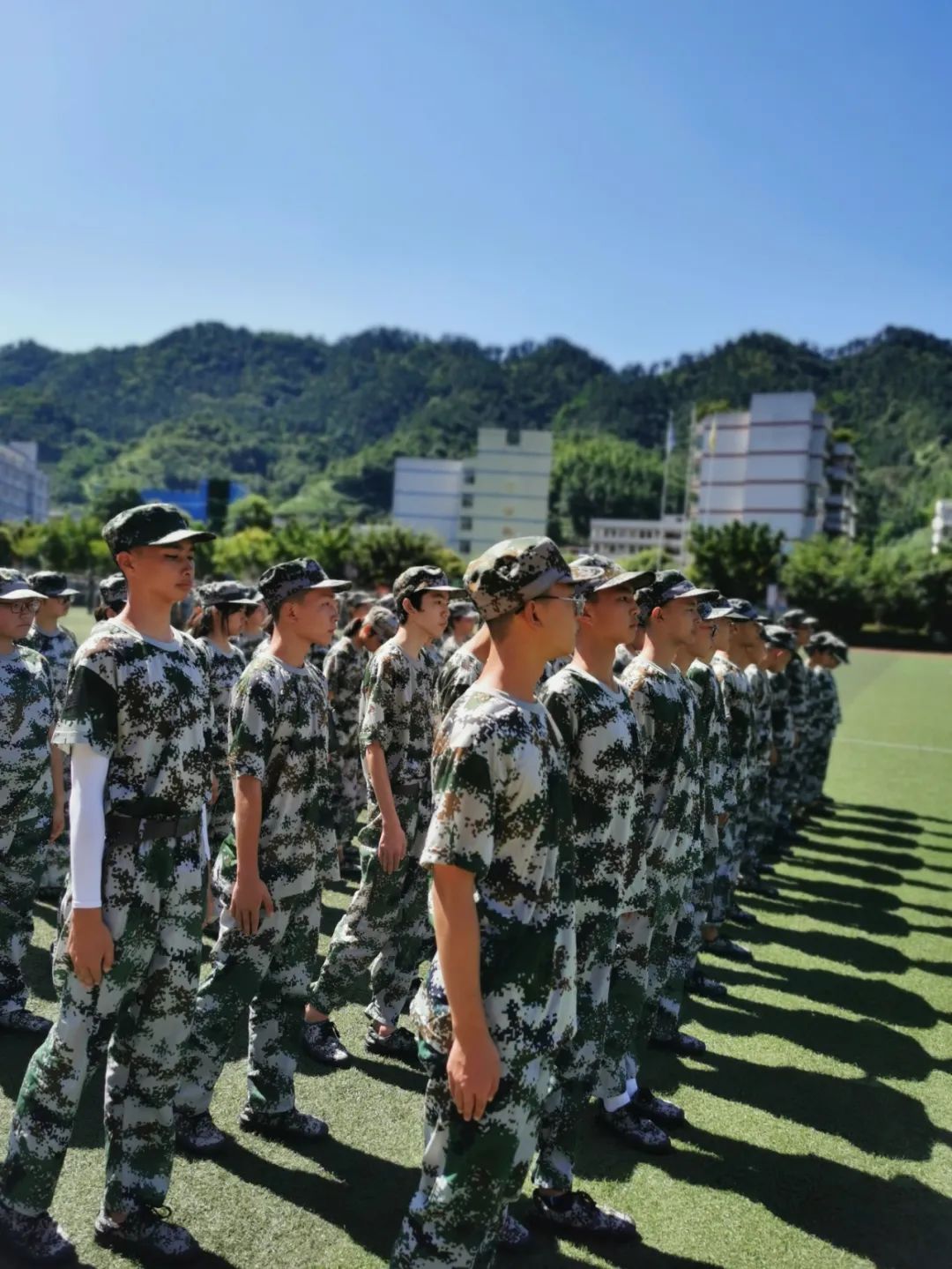 軍歌嘹亮，沙場點(diǎn)兵——筠連縣中學(xué)舉行高2020級(jí)新生軍訓(xùn)開營儀式11.jpg