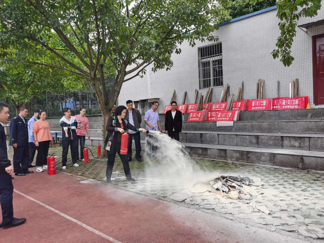 安全第一 預(yù)防為主——筠連中學(xué)展開生活老師及治安人員消防培訓(xùn)2.png