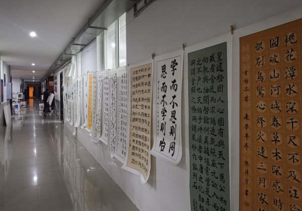 筆尖傳情 翰墨飄香——筠連縣中學(xué)舉行第18屆校園師生書畫展2.png