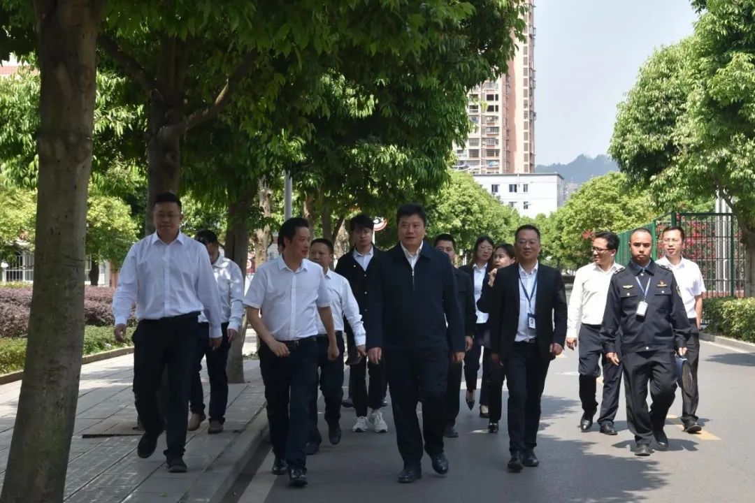 縣委書記石進到筠連中學督查校園食品安全工作1.jpg